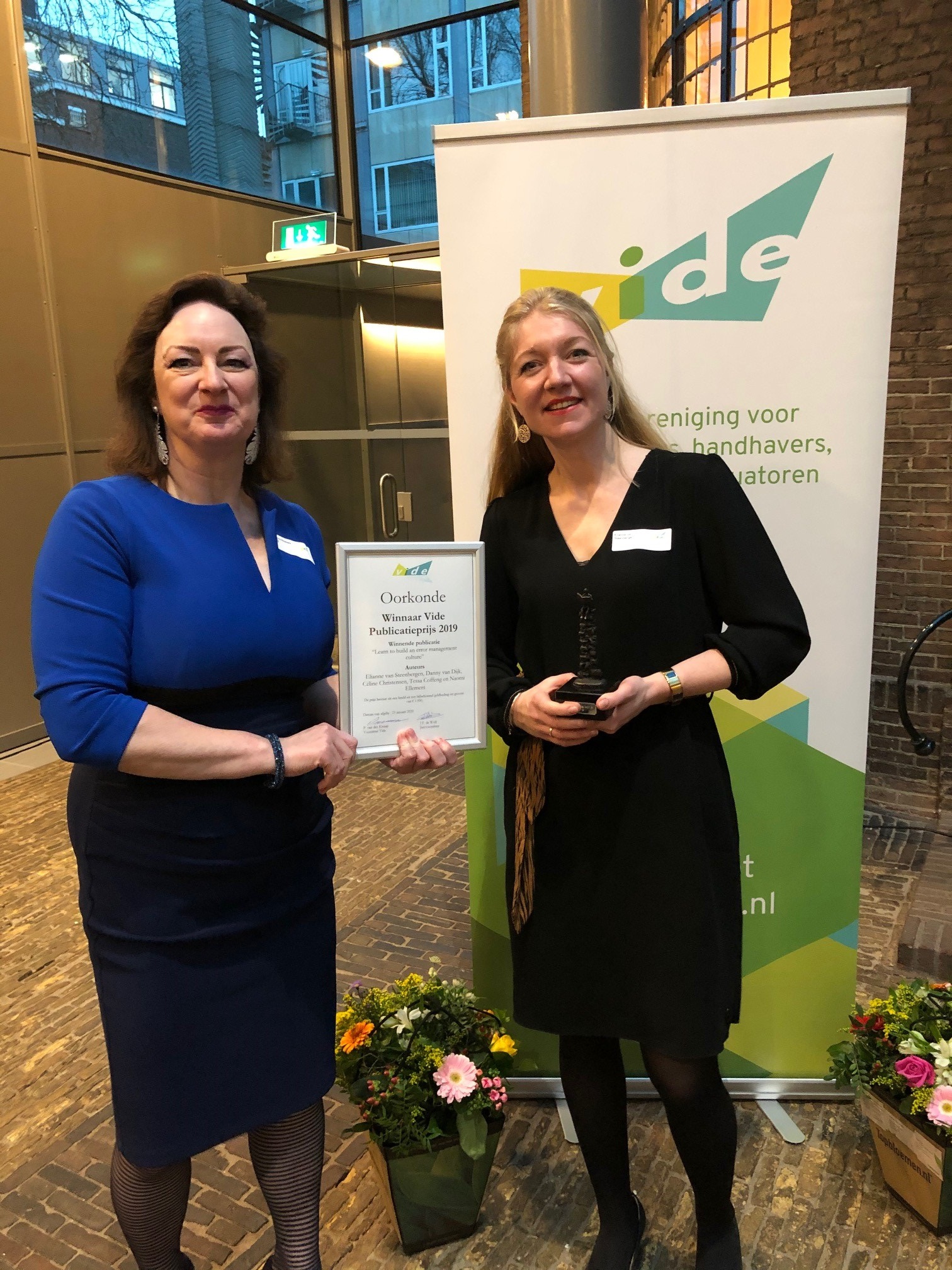 Naomi Ellemers en Elianne van Steenbergen met de Vide publicatieprijs