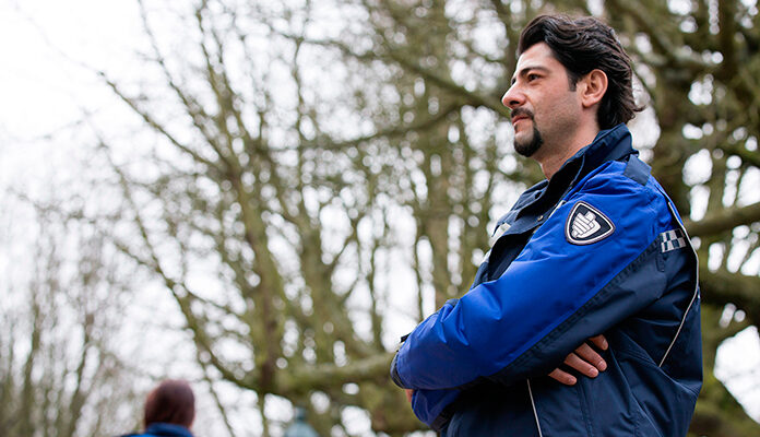 Boa staat met armen over elkaar in de natuur