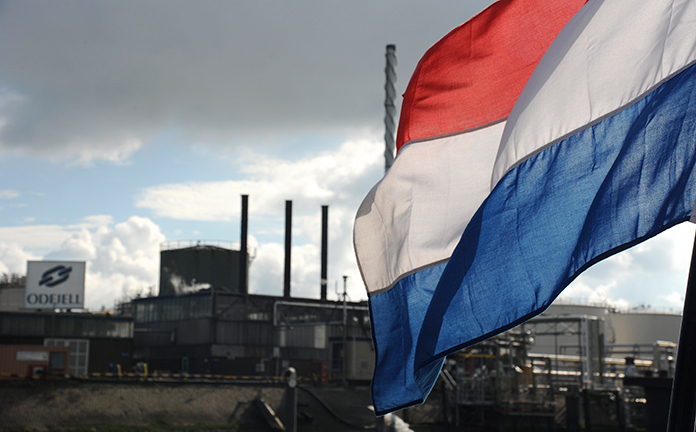 Afbeelding van fabrieken met Nederlandse vlag erbij