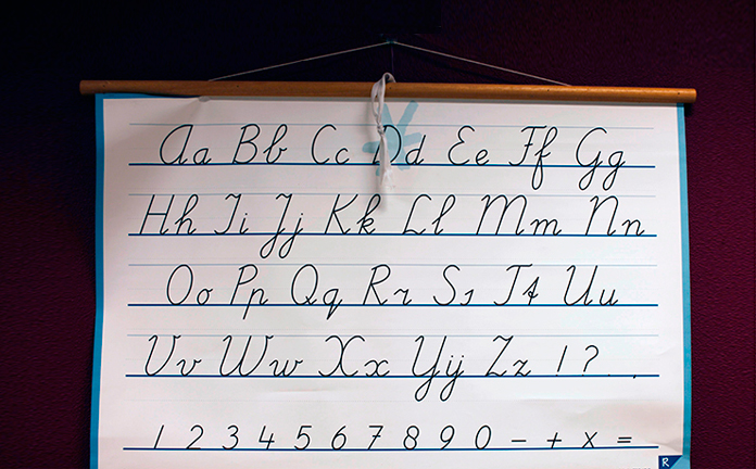 Bord voor school met geschreven letters en cijfers