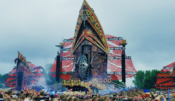 Podium van groot festival