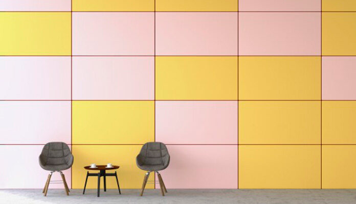 2 stoelen met een tafel voor een gekleurde wand