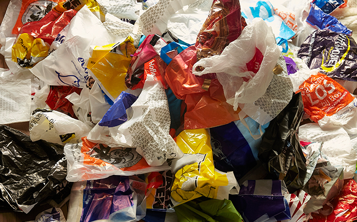 Berg met plastic tasjes