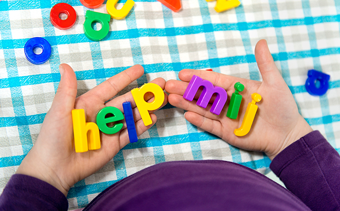 2 handen houden letters vast die samen de tekst 'Help mij' vormen.