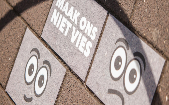 Tegels met daarop de tekst Maak ons niet vies