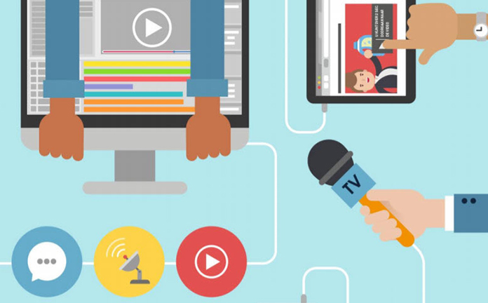 Illustratie met microfoon, laptop en computer waarop nieuws te zien is