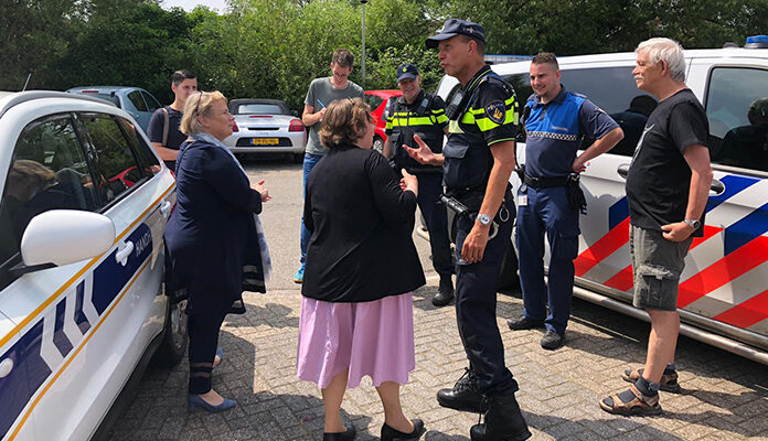 Politie en boa in gesprek met bewoners