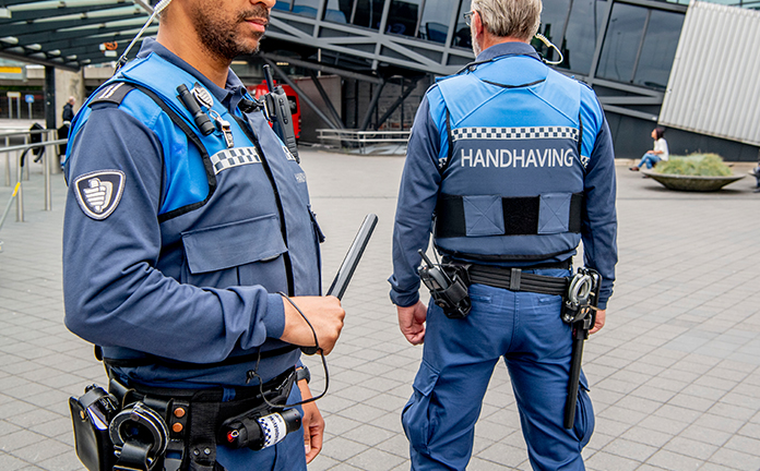 Twee boa's op Schiphol met wapenstok