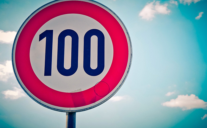 Verkeersbord met maximumsnelheid 100 kilometer per uur