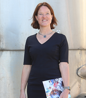 Inge de Wolf geportretteerd door Marieke Duijsters