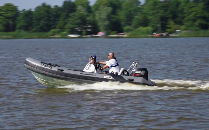 Man in boot houdt toezicht