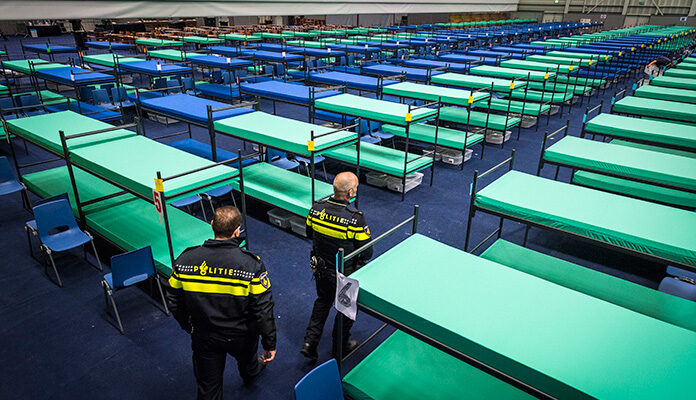 Politie inspecteert een opvang voor vluchtelingen