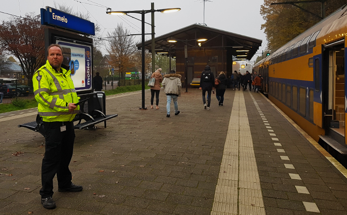 Incidentenbestrijder en boa Ivo Engels controleert spoorwegovergang