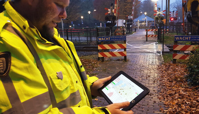 Incidentenbestrijder en boa Ivo Engels controleert spoorwegovergang