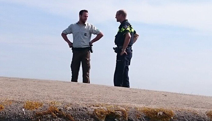 Staatsbosbeheer en politie houden toezicht in een natuurgebied