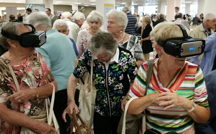 Ouderen hebben VR-bril op