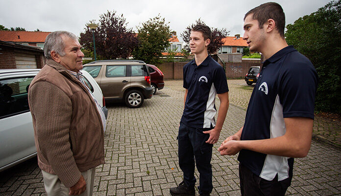 2 boa stagiairs in gesprek met een buurtbewoner