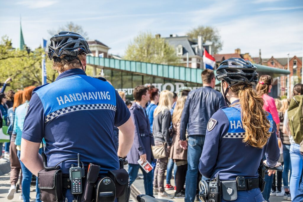 Twee boa's houden publiek in de gaten