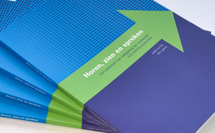 Afbeelding van stapel boeken van Horen, zien en spreken. Een onderzoek naar meldgedrag van misstanden door externe omstanders.