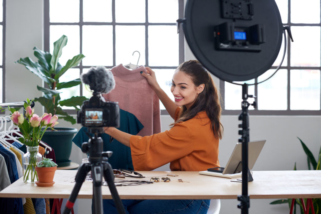 Vlogger prijst trui aan