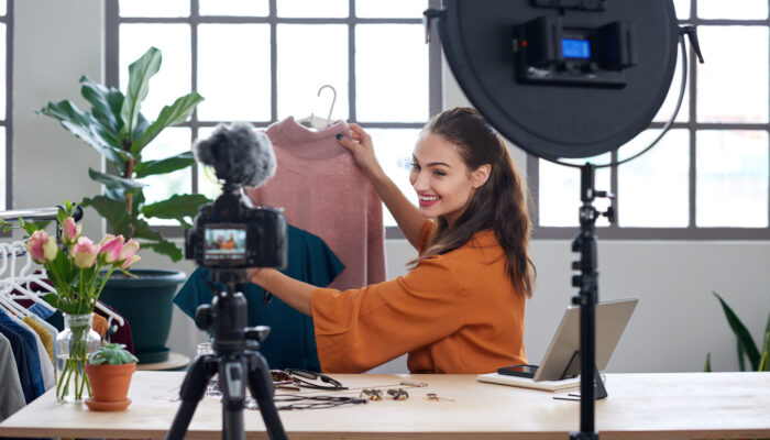 Vlogger prijst trui aan