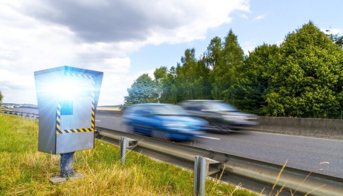 Flitspaal waar twee auto's voorbij rijden