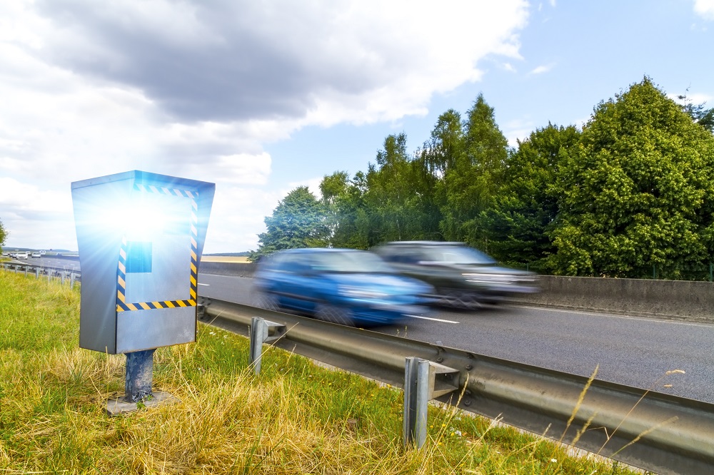Flitspaal waar twee auto's voorbij rijden