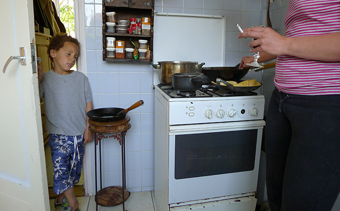 Kind komt keuken in