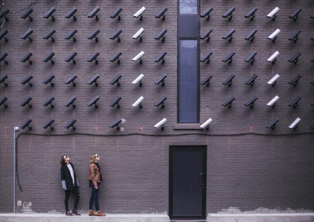 Twee vrouwen worden bekeken door heel veel beveiligingscamera's