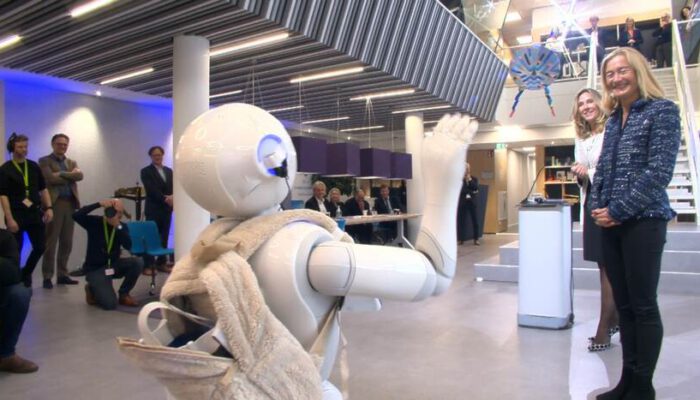 Minister Adriaansens van Economische Zaken en Klimaat maakte de nieuwe naam van Agentschap Telecom bekend via een korte tijdreis in Virtual Reality bij Agentschap Telecom
