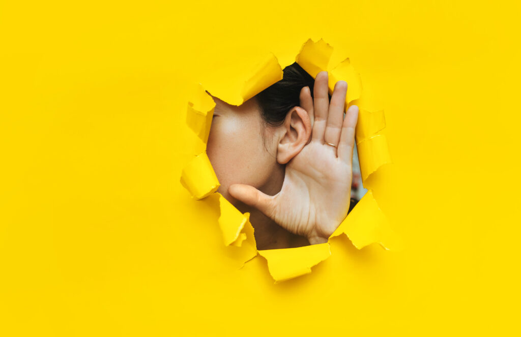 Afbeelding van oor dat door papieren wand breekt