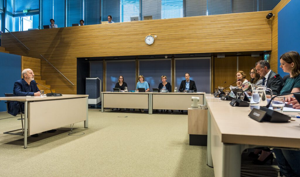 Afbeelding van Hans de Waal bij parlementaire enquetecommissie
