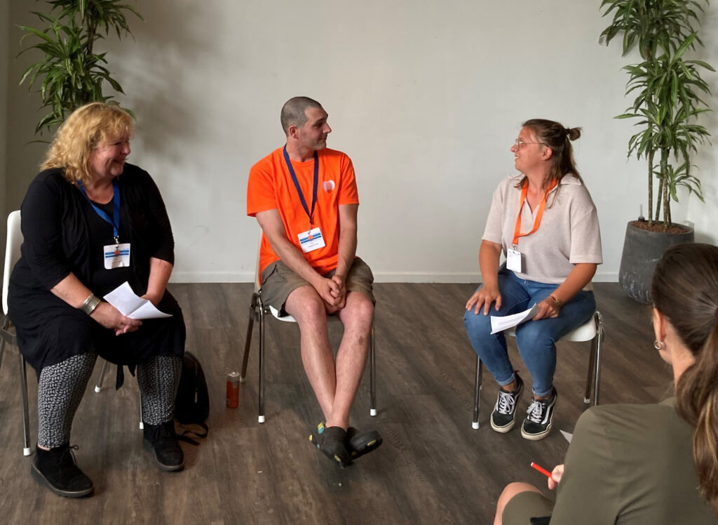 Op het Toezichtfestival vertelden Jantien, coördinator Voedselbank Kanaleneiland Utrecht, Alex, ervaringsdeskundige, en Anne-Mathije Bogerd de deelnemers over het actieonderzoek.