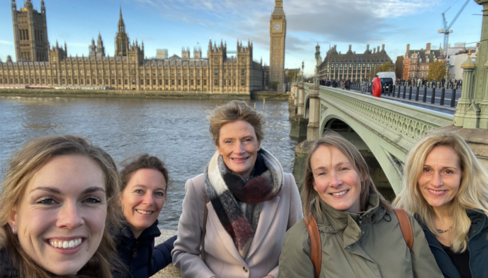Afbeelding met Hannah Bijlsma, Tessie Kuiper, Alida Oppers, Francien Berndsen en Michelle van der Wal voor de Big Ben in Londen