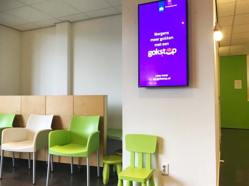 Wachtkamer met op het scherm campagne gokstop