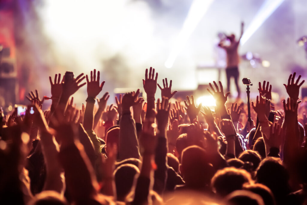 Handen gaan omhoog tijdens festival