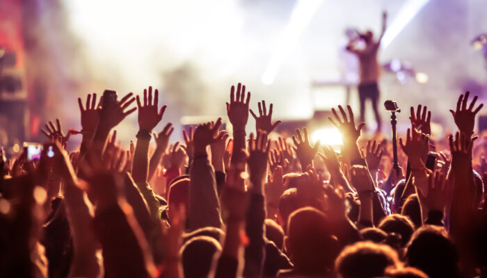 Handen gaan omhoog tijdens festival