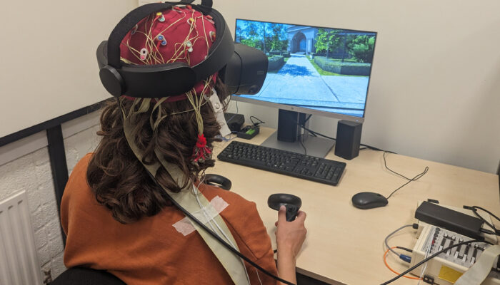 Persoon neemt deel aan computertest waarbij zij van punt A naar punt B moet lopen