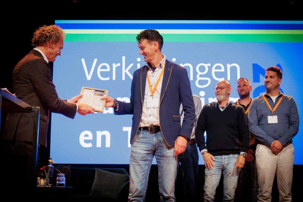 Rob Broekman ontvangt juryrapport Verkiezingen Handhaving en Toezicht over project 'Slim (drone)data delen'