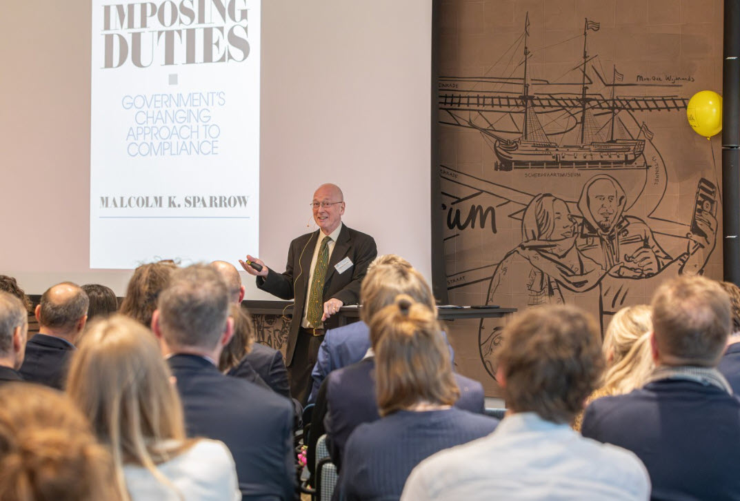 Malcolm Sparrow geeft college bij VIDE-bijeenkomst
