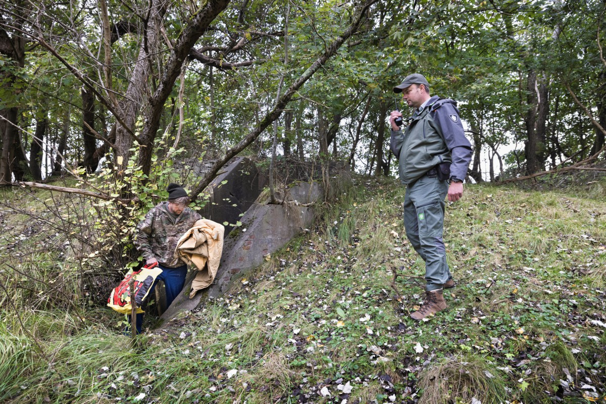 Verward persoon in natuurgebied met boa