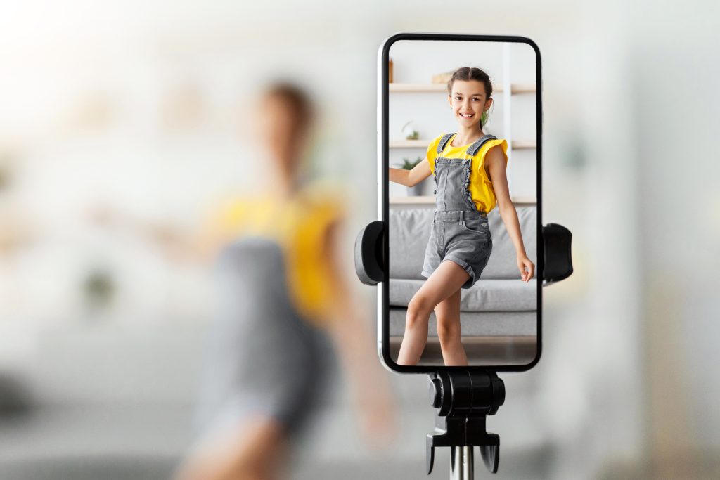  Kind prijs kleding aan via social media