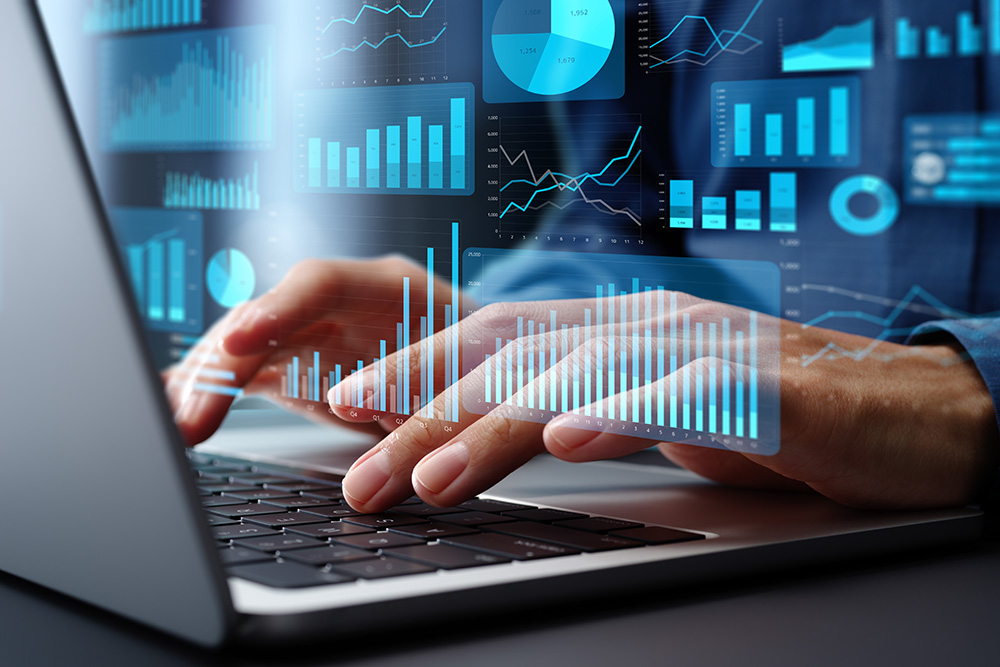 Man op laptop bezig met data