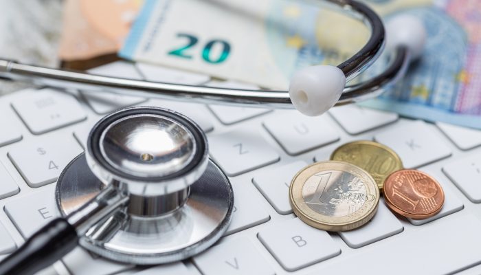 Stethoscoop, geld en toetsenbord