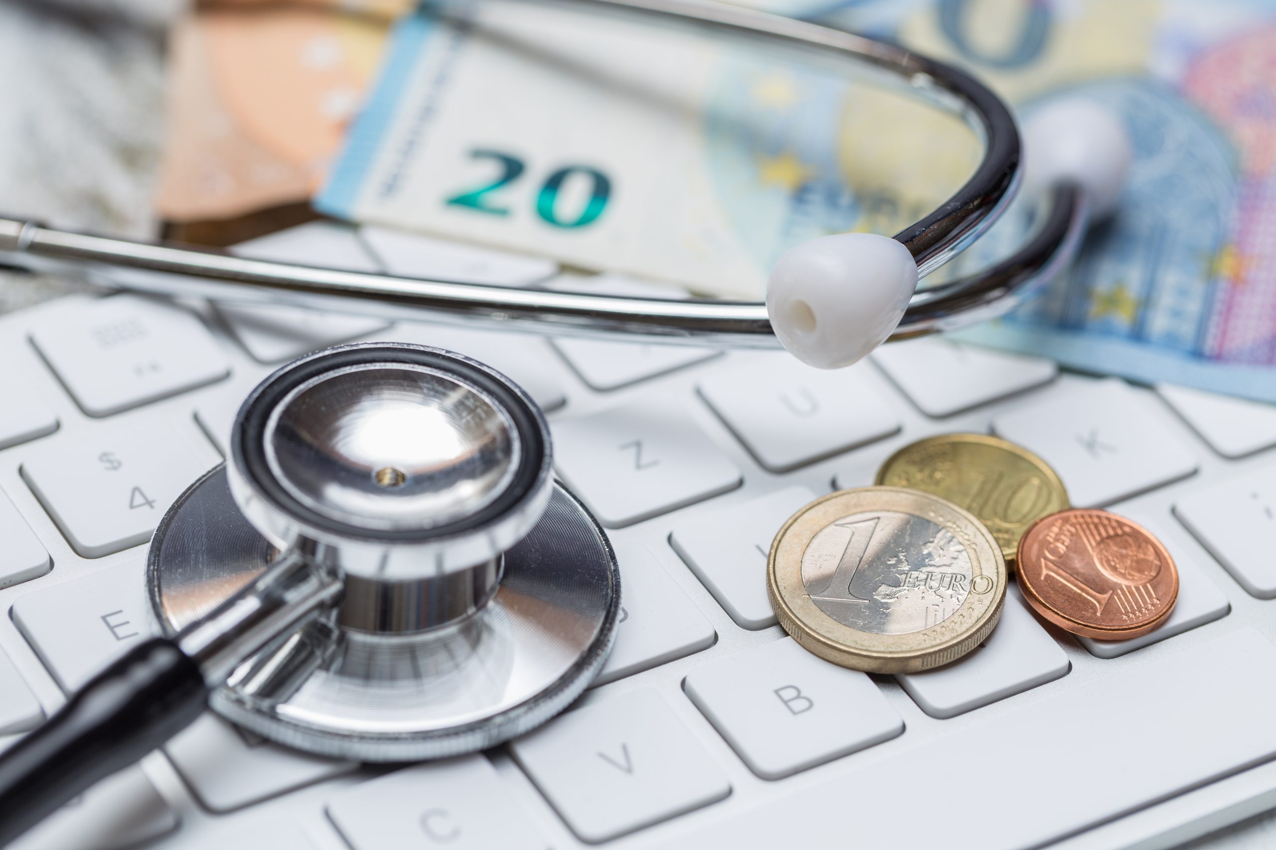 Stethoscoop, geld en toetsenbord
