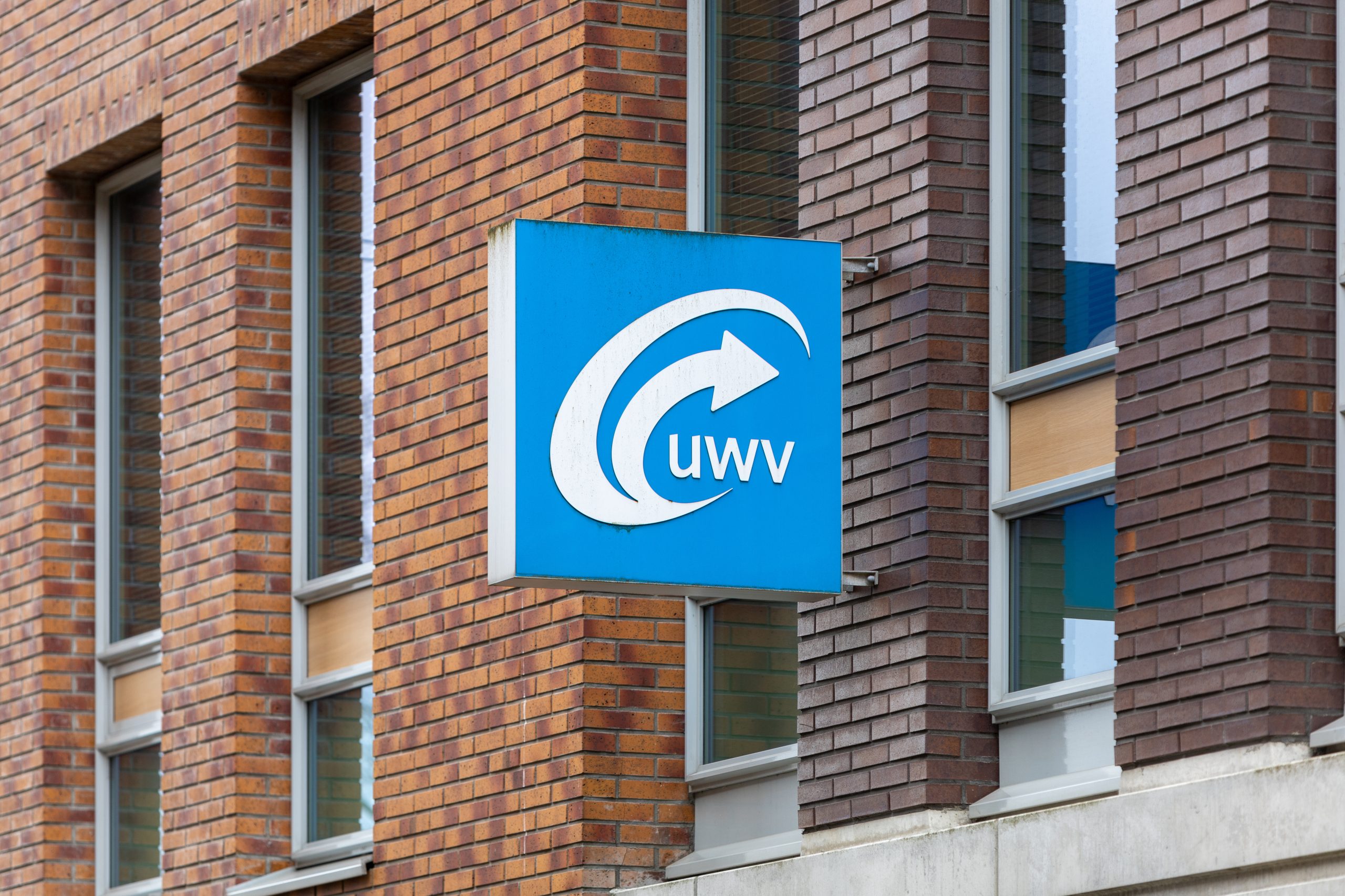 UWV logo op een gebouw