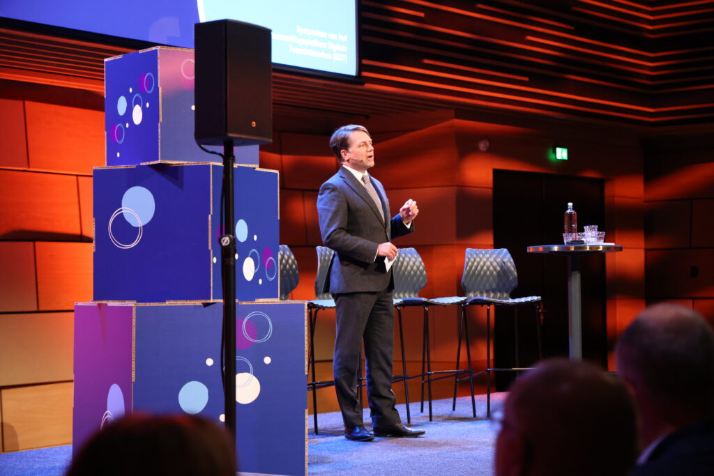 Voorzitter Martijn Snoep spreekt op het eerste symposium van het Samenwerkingsplatform Digitale Toezichthouders
